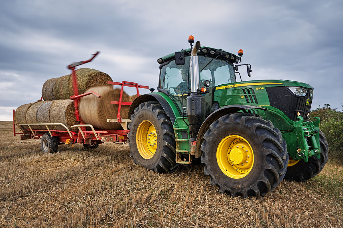 Fotka traktoru John Deere 6195R při práci na poli od Jan Stojan Photography ©