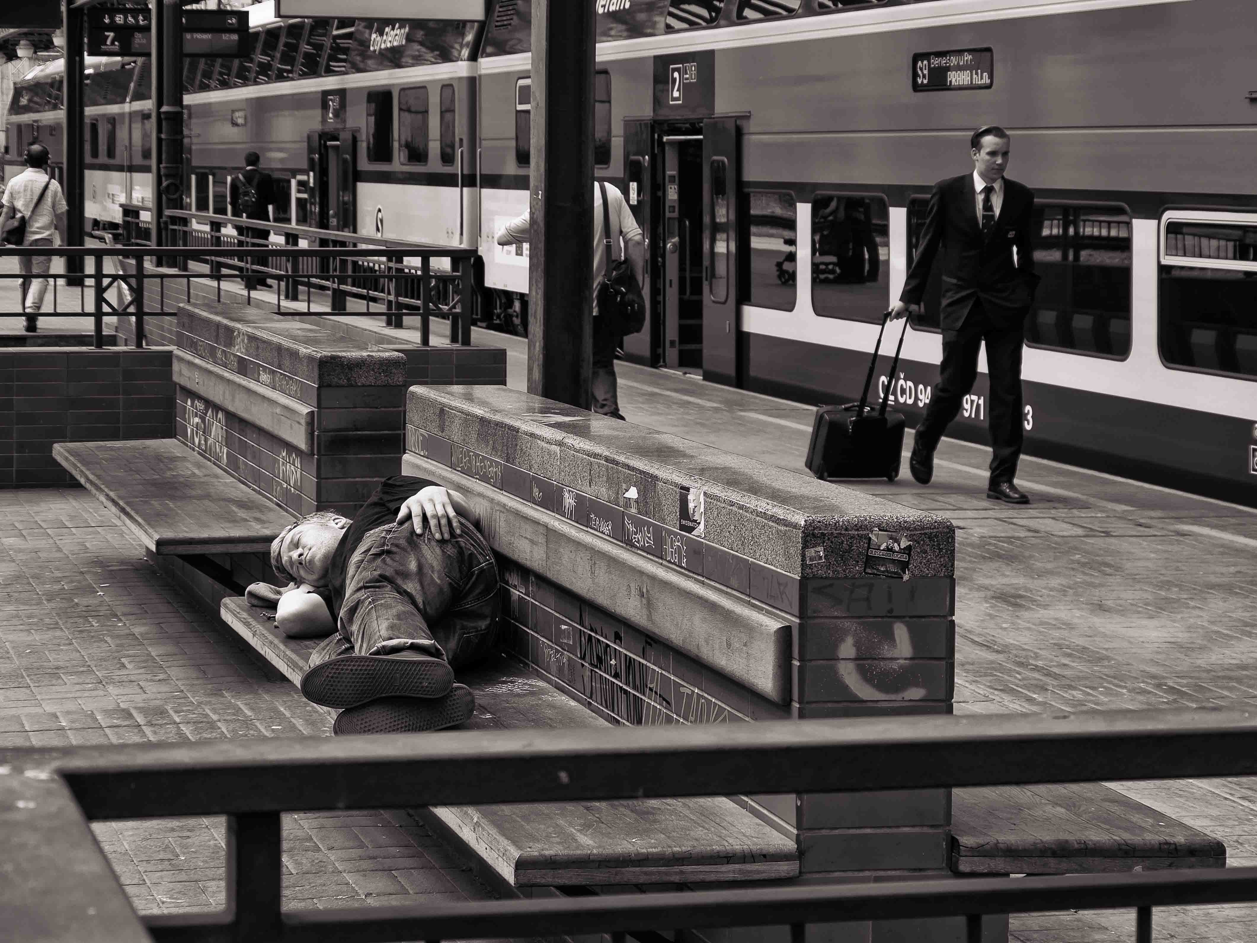Černobílá dokumentární fotografie hlavního nádraží v Praze od Jan Stojan Photography ©