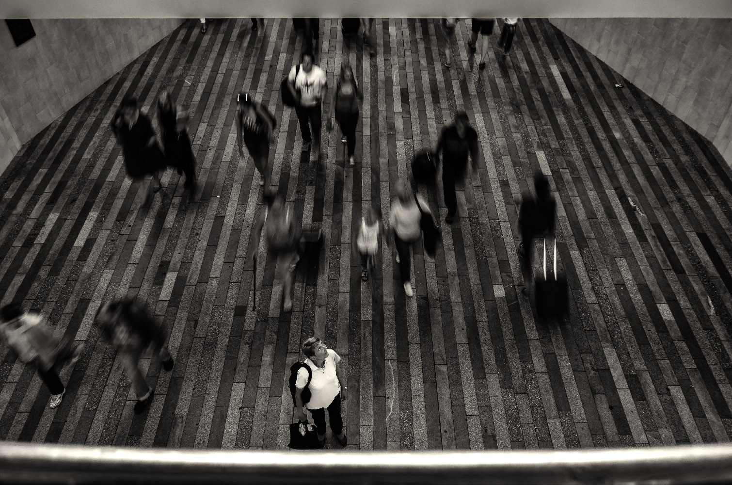 Černobílá dokumentární fotografie hlavního nádraží v Praze od Jan Stojan Photography ©