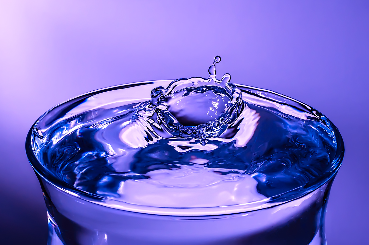 Detail dopadu kapky vody na hladinu ve sklenici od Jan Stojan Photography ©