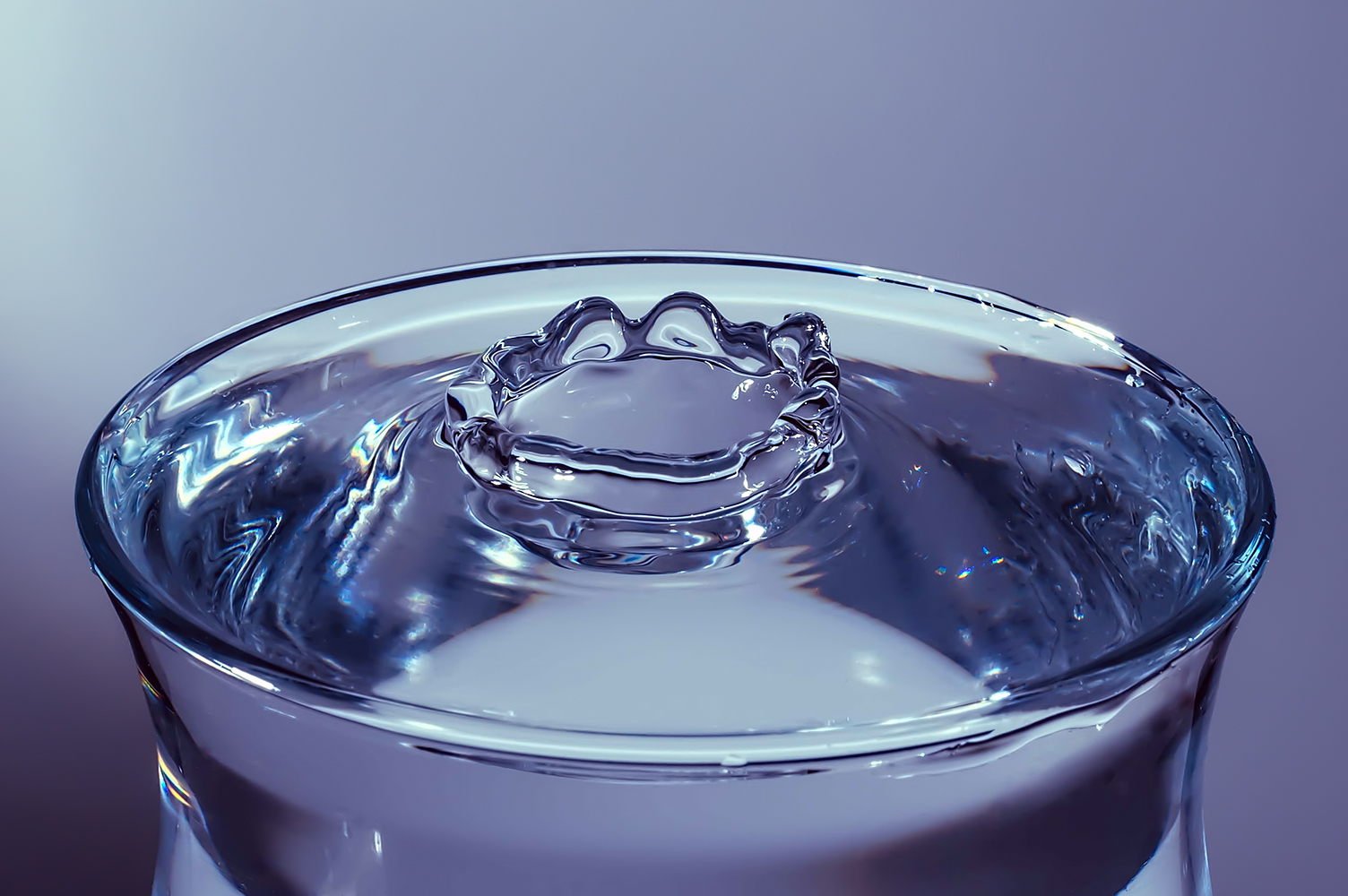Detail dopadu kapky vody na hladinu ve sklenici od Jan Stojan Photography ©