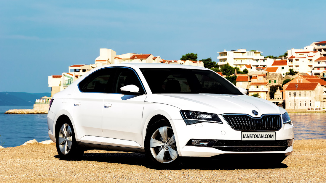 škoda superb III před městem u moře